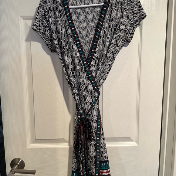 Max Studio Black and White Geometric Midi Wrap Dress - Picture 4 of 6